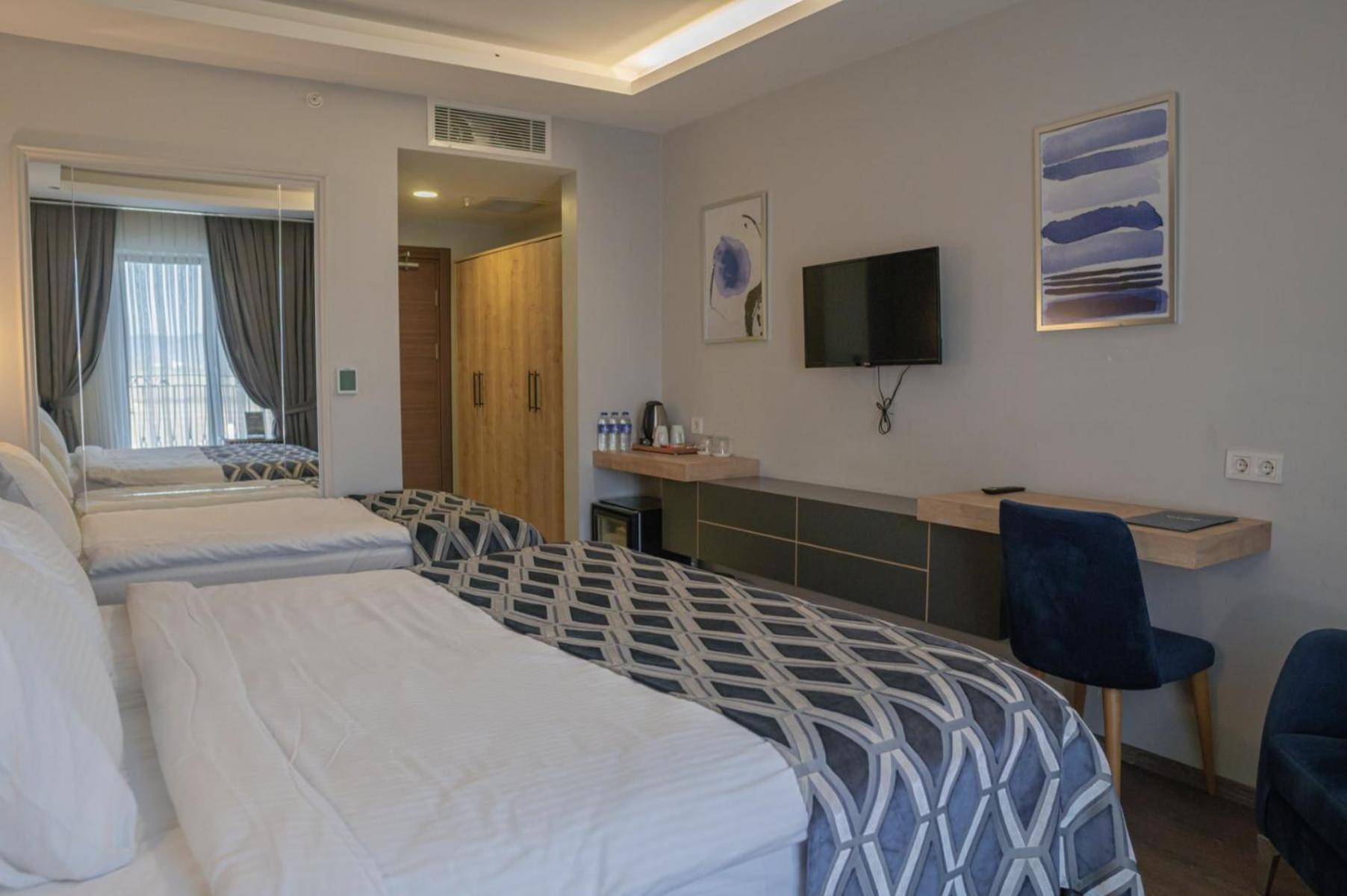 Family Room,1743396512:JPEG